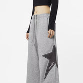 Graue Baggy-Jogginghose mit Stern-Patch